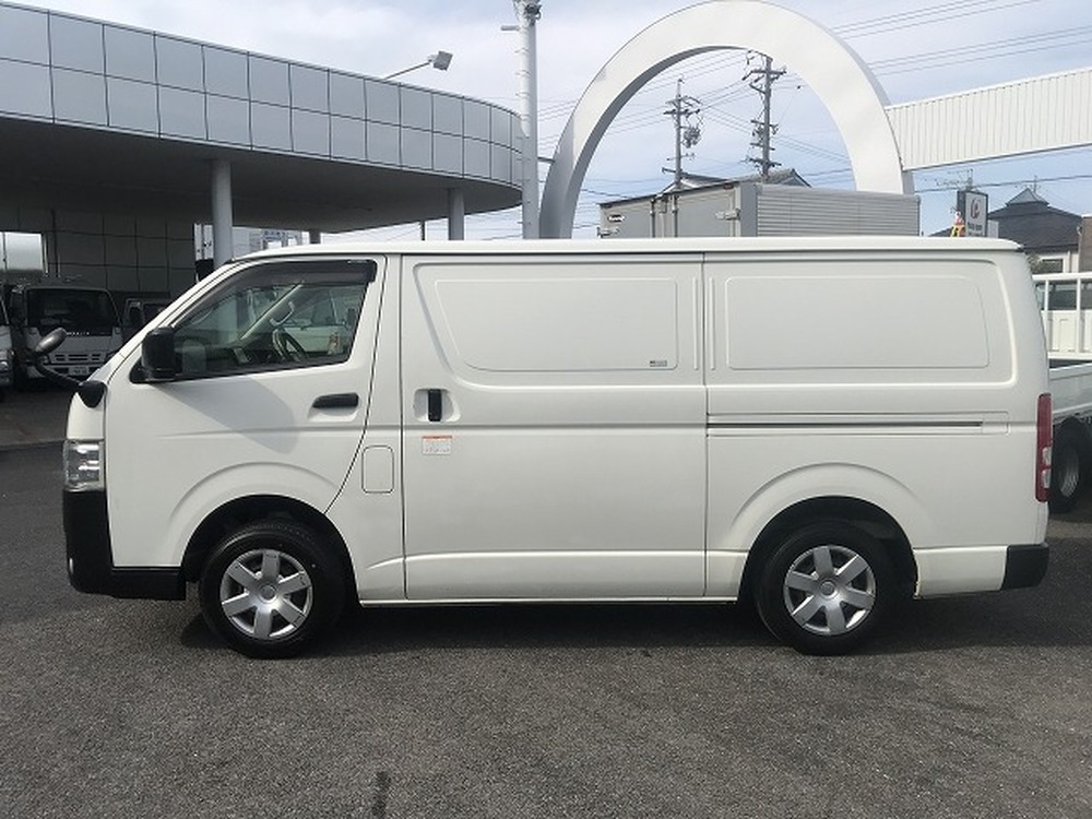 トヨタ　ハイエースバン