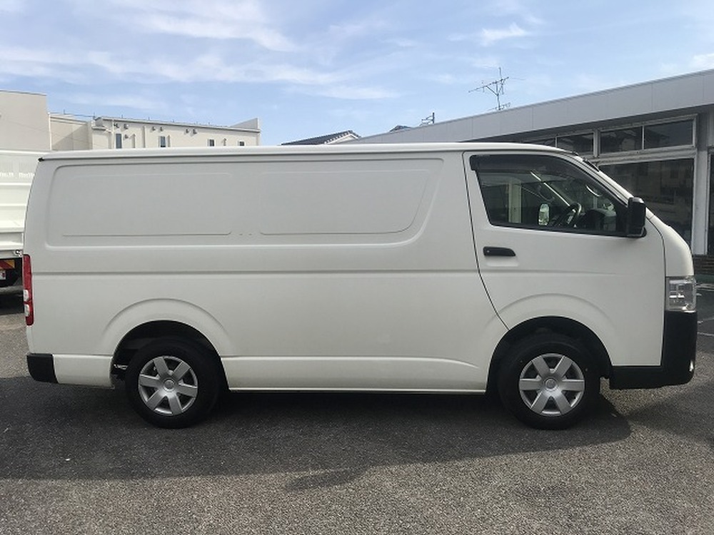 トヨタ　ハイエースバン