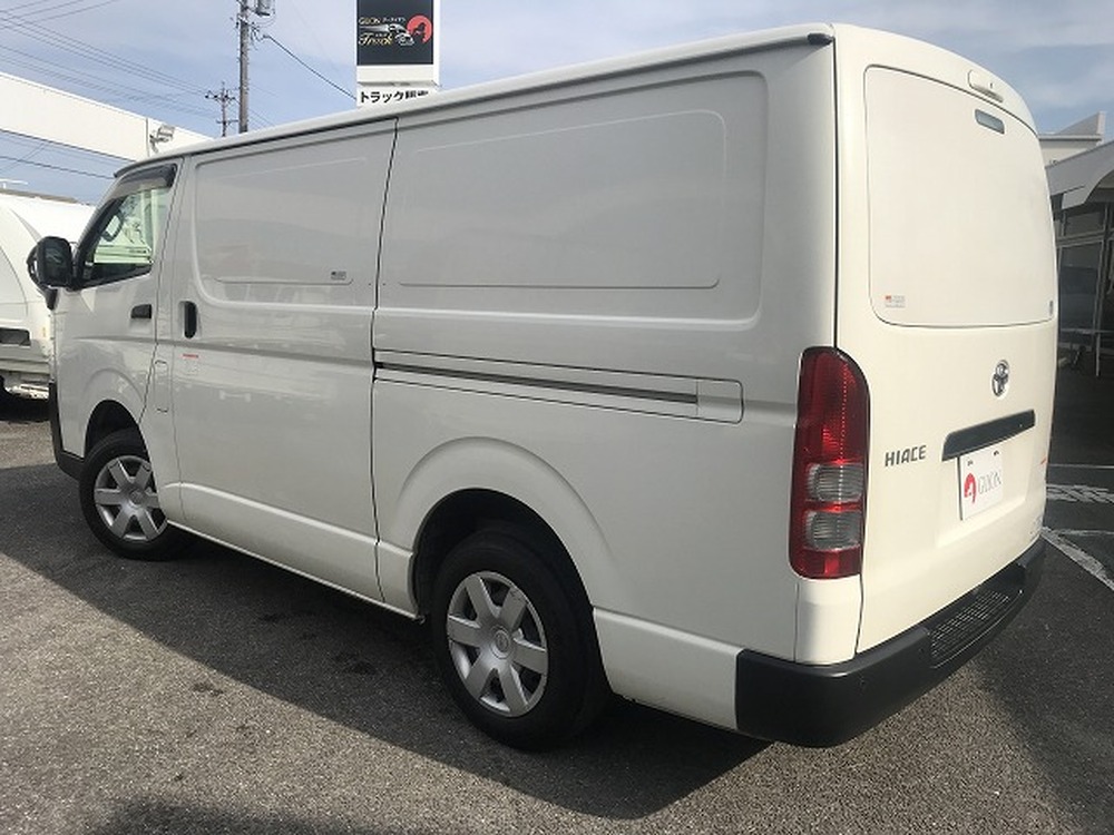 トヨタ　ハイエースバン