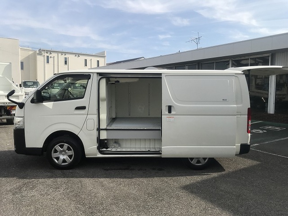 トヨタ　ハイエースバン
