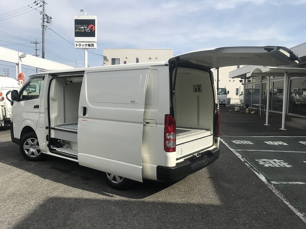トヨタ　ハイエースバン