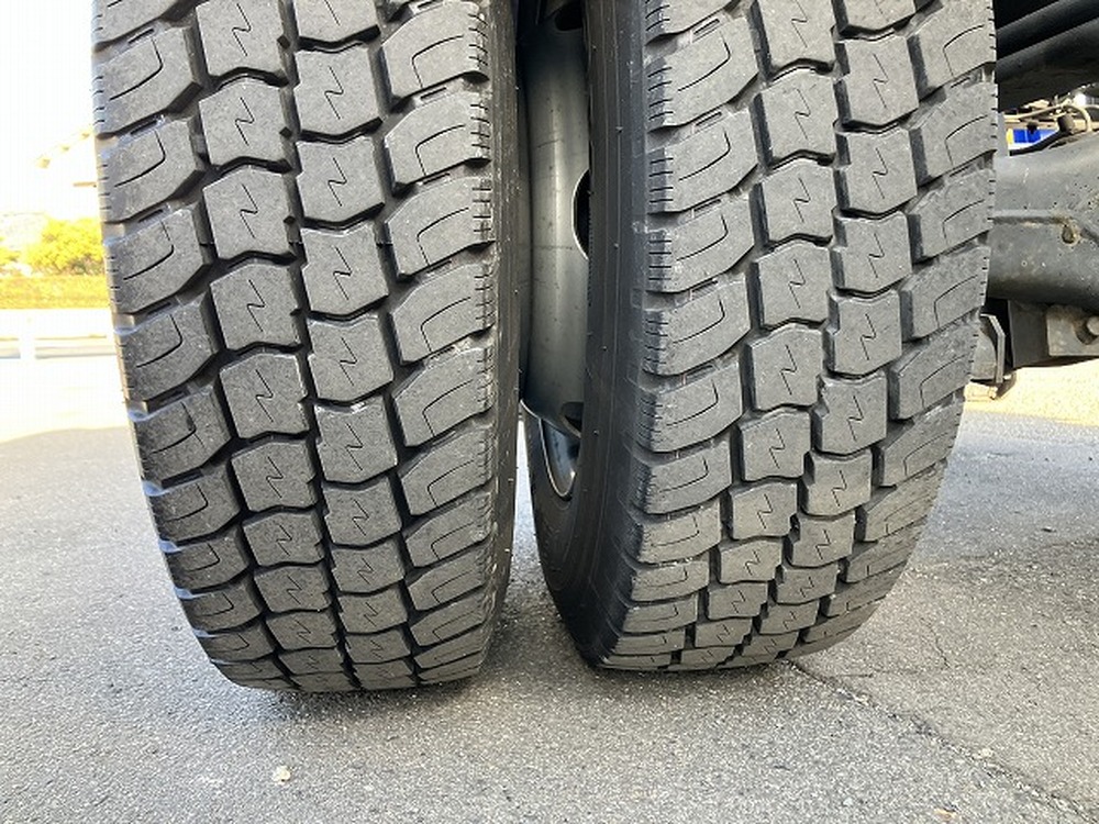 日野　デュトロ