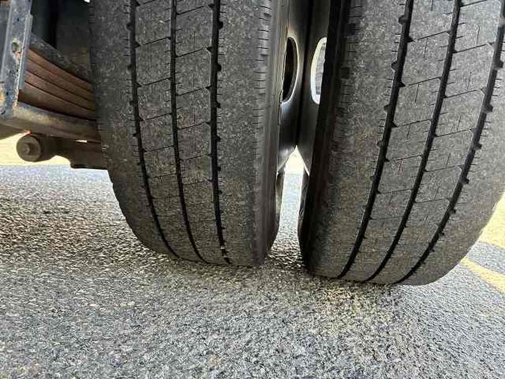 日野　デュトロ